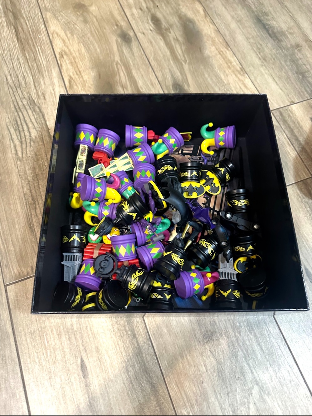 Batman Chess Set - The Joker Edition (Purple, Black, Yellow) - Picture 3 of 6